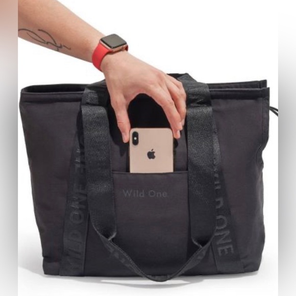 **SOLD OUT** NWT Wild One Everyday Pet Carrier Dog Tote 🖤🖤🖤 - Picture 8 of 9